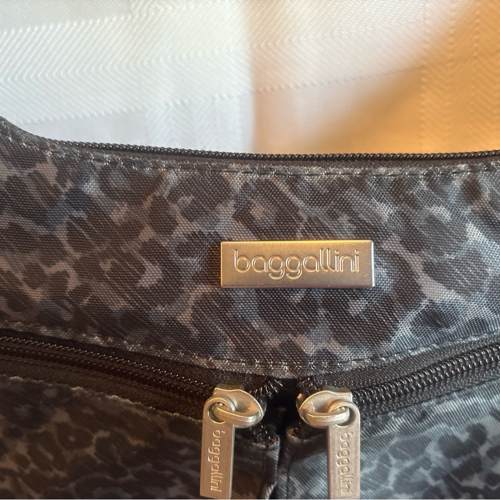 Baggallini cheetah print hobo style with canvas Crossbody strap - Picture 3 of 11
